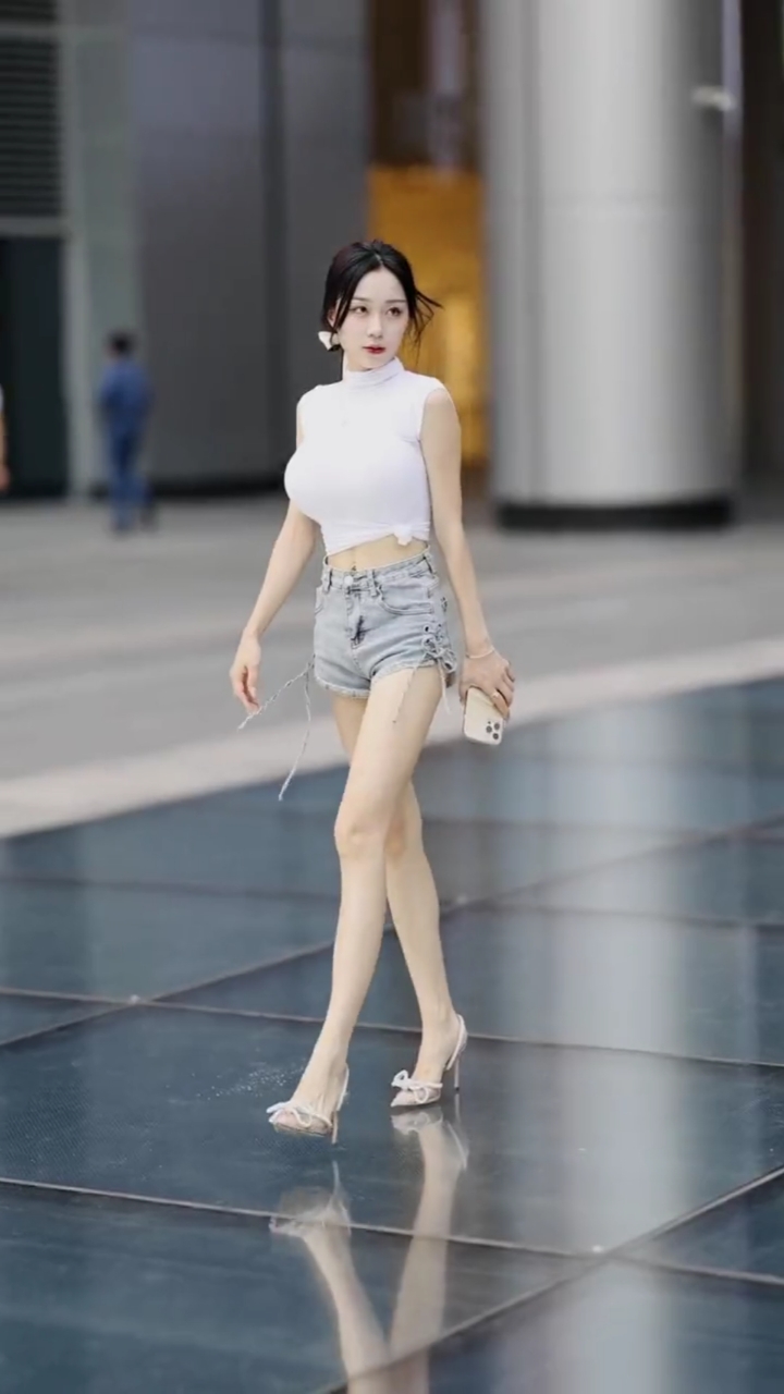 街拍让男人喜欢女人羡慕的小姐姐应该就是这样的吧