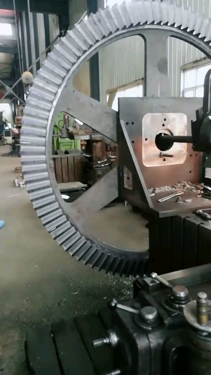 2米大伞齿轮刨双键槽,胎具不合理,只能安装一个螺栓压板,有点吓人啊.