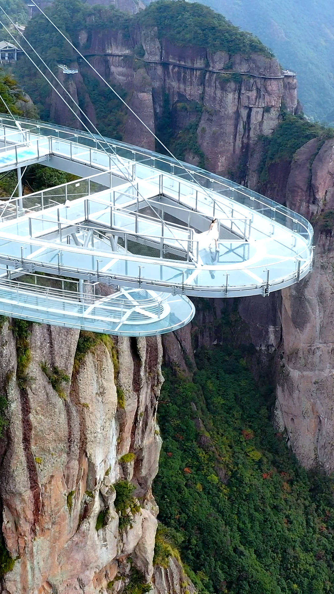 舌尖上的旅行#神仙居又一网红玻璃悬廊,每次都没让游客失望,400米高