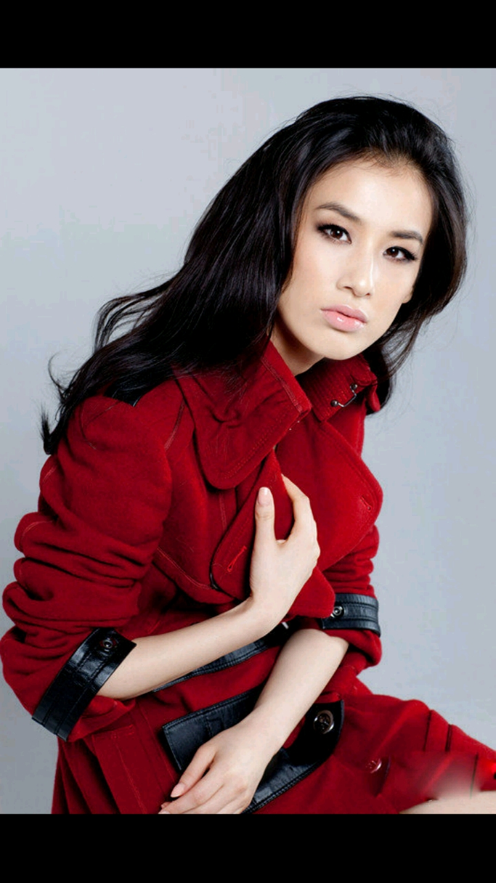 黄圣依参加小型商演,寒冬穿短裙跳舞太拼,星女郎风光不再