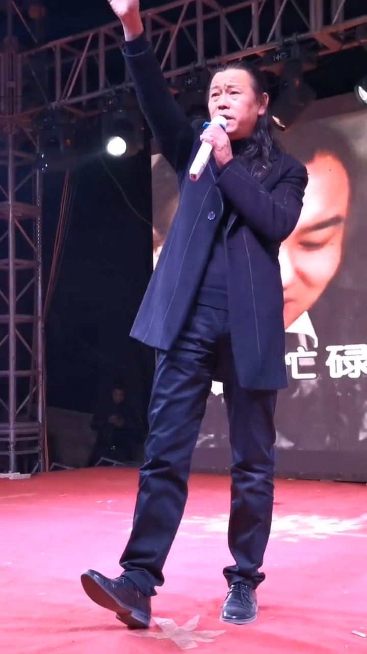 杜飞社,流浪他乡