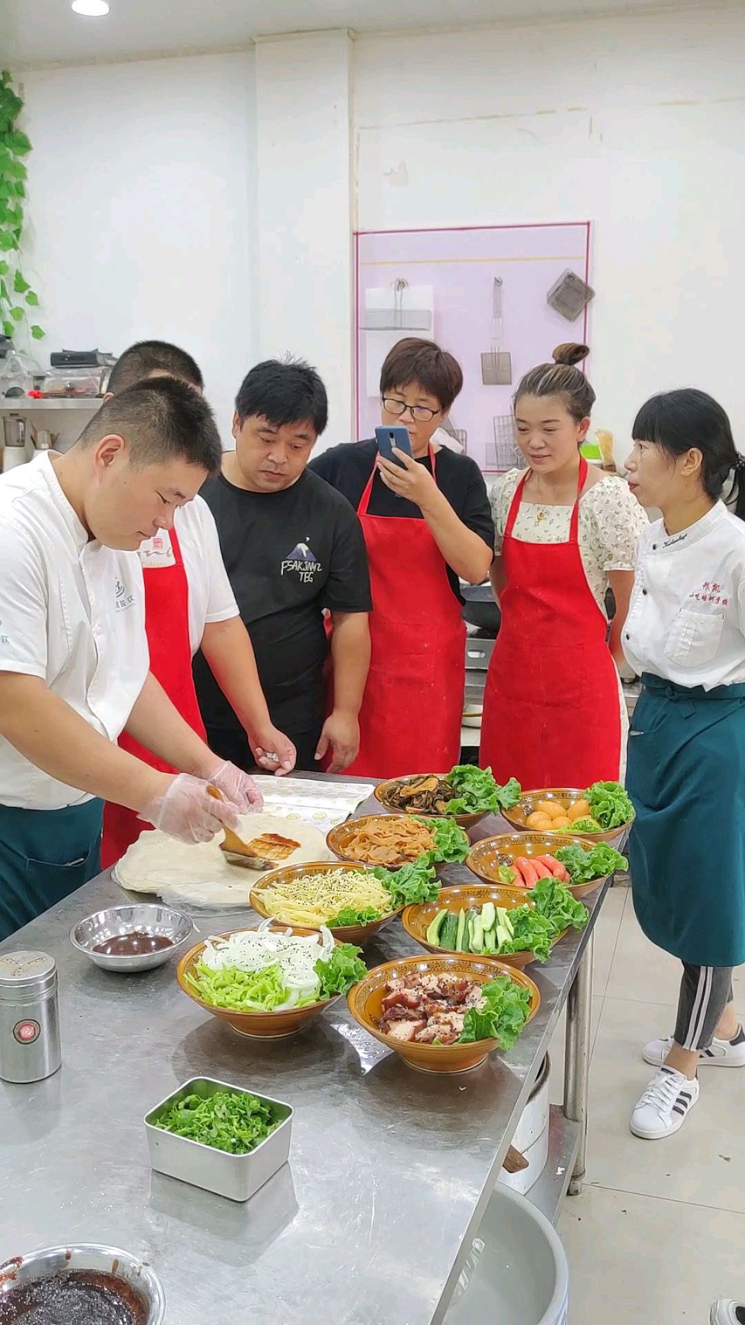 卤肉卷饼#特色卤肉卷夜市摆摊忙不停,吃了还想吃,你们当地有吗?