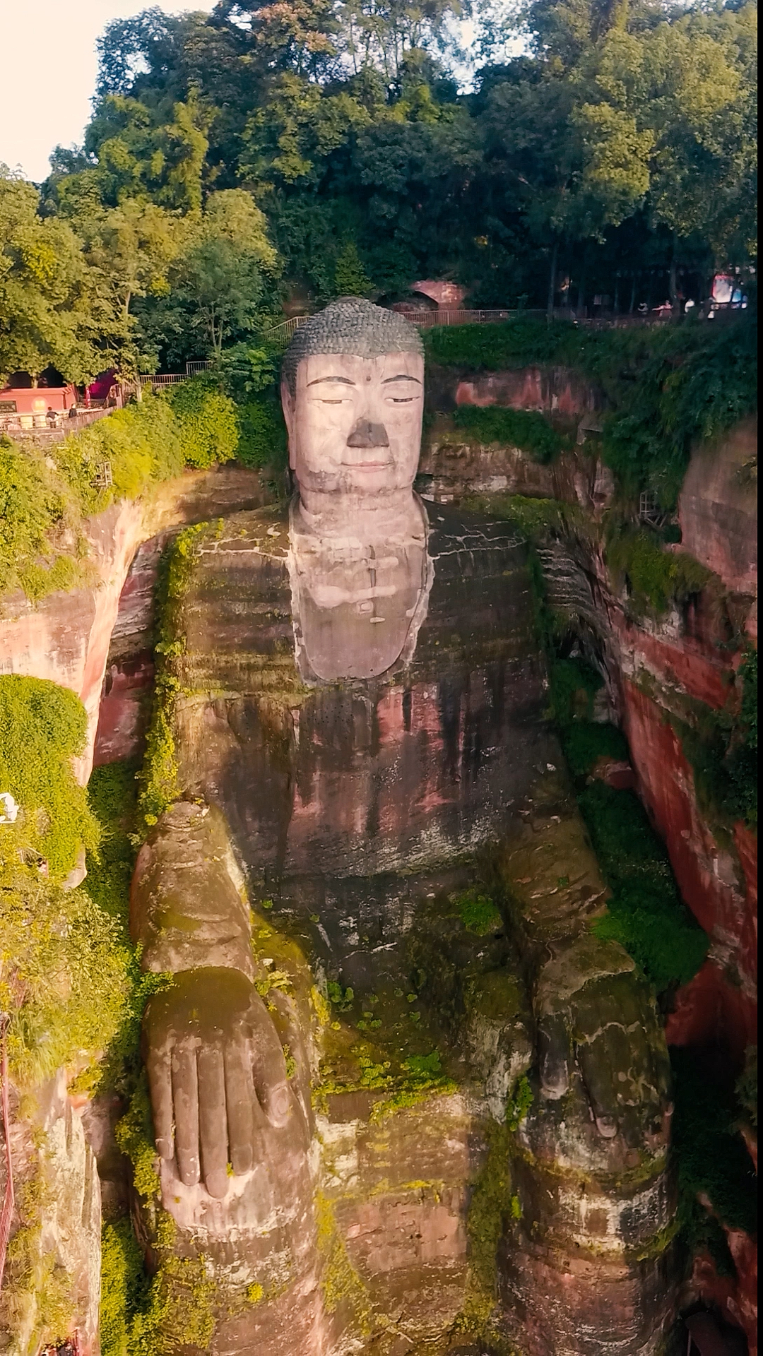 乐山大佛,开建于唐代开元元年713年,建成于贞元十九803年,历时90年