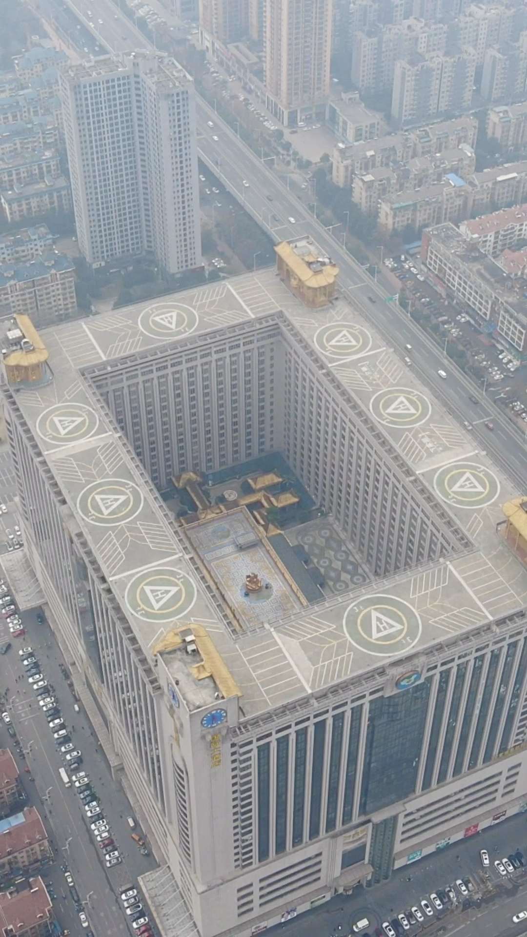 号称长沙的宇宙中心万家丽广场,楼顶可以停118架直升机,里面更是吃喝