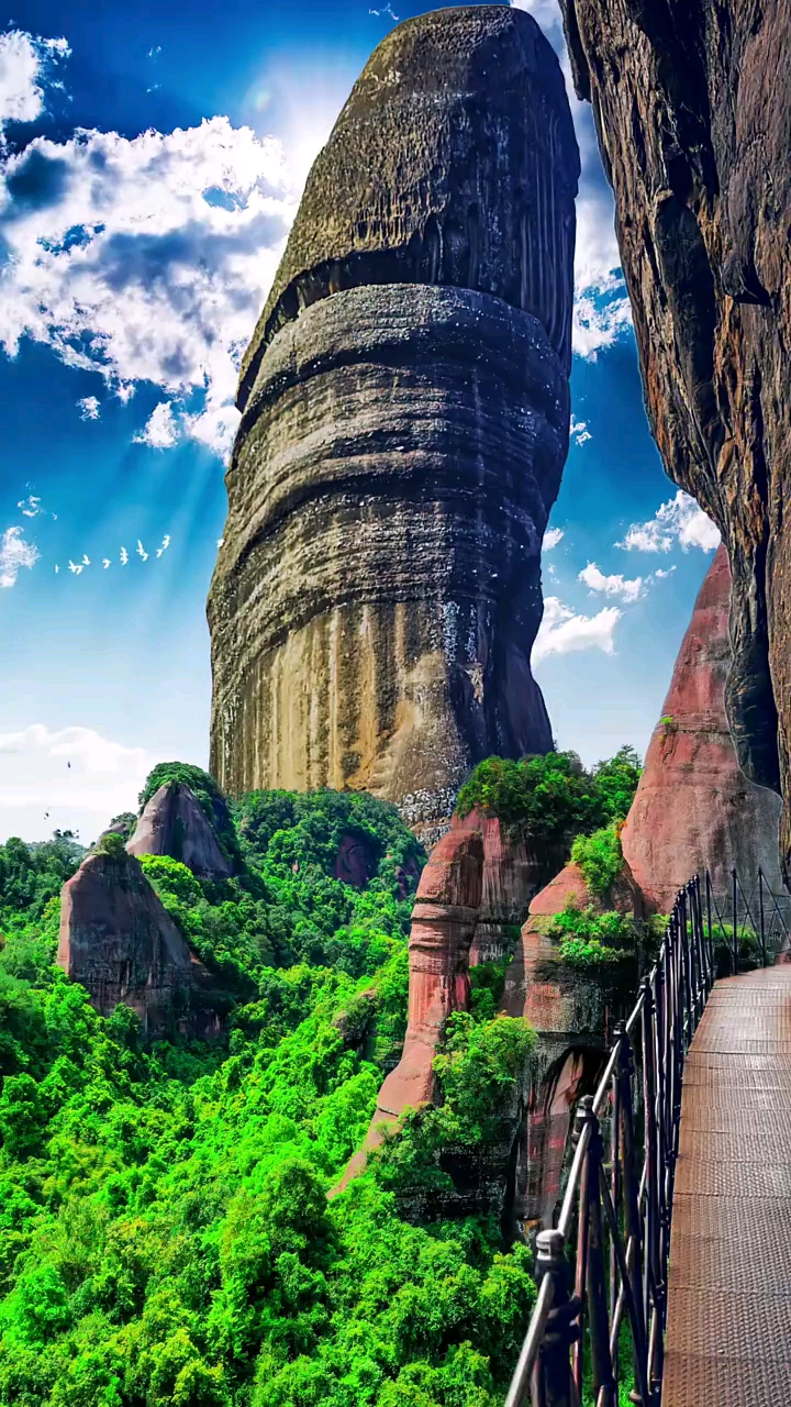 旅游进行时让人脸红的景区丹霞山的阳元石被人形象的称为地球之根风景