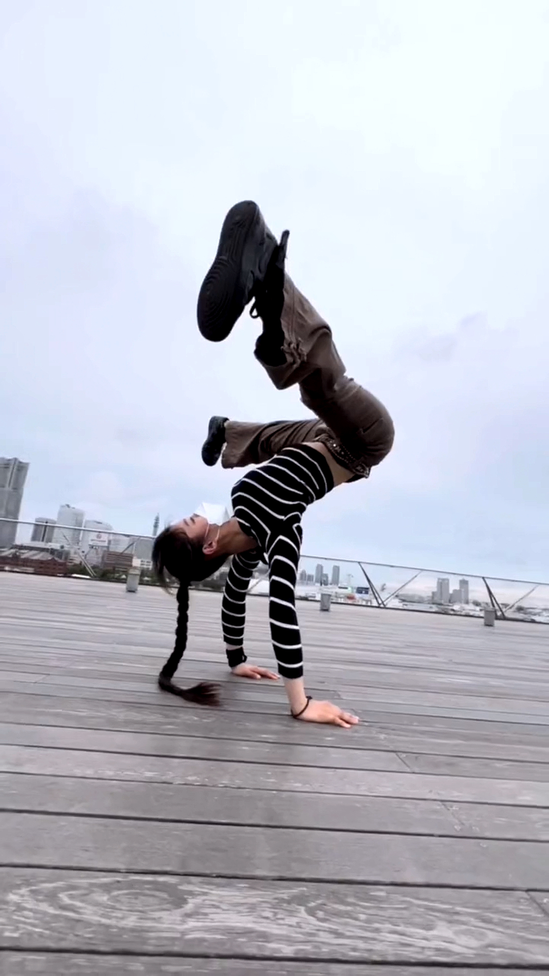 破壳计划#最美街舞女孩,超强倒立控制,太厉害了