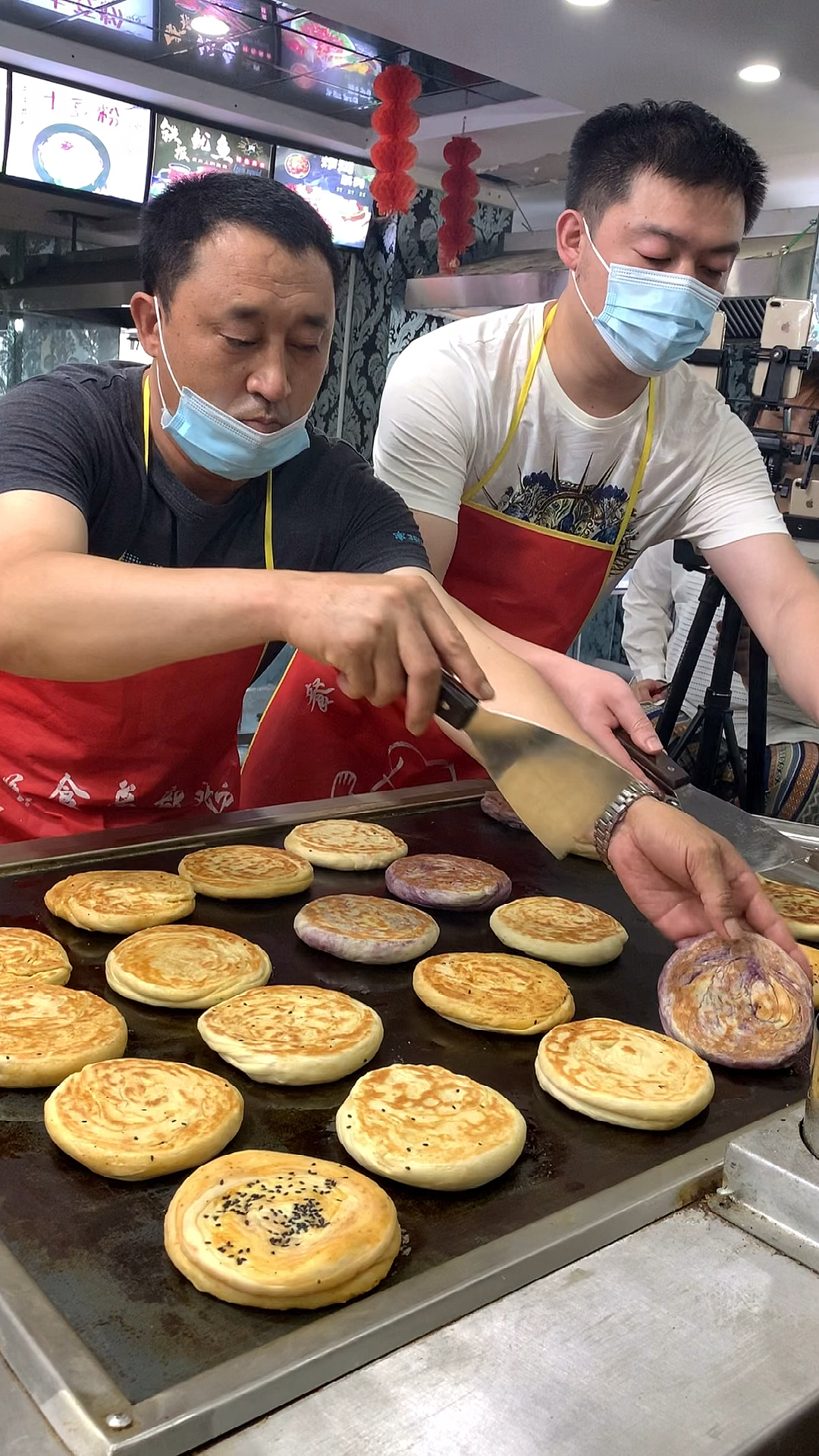 厌倦了工厂的生活,辞职回老家摆摊做香酥烧饼,一斤面能做8个饼,一天两