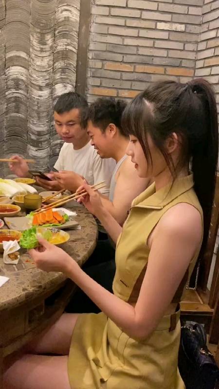 美女吃饭都是这样子的,吓坏旁边小哥哥