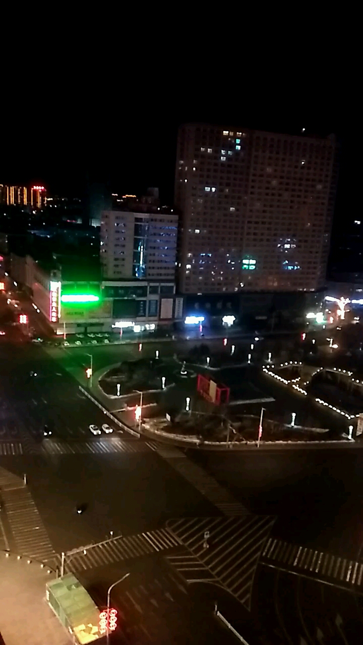 岁月静好,山河无恙,大年初一夜晚,齐齐哈尔卜奎大街一派宁静祥和!