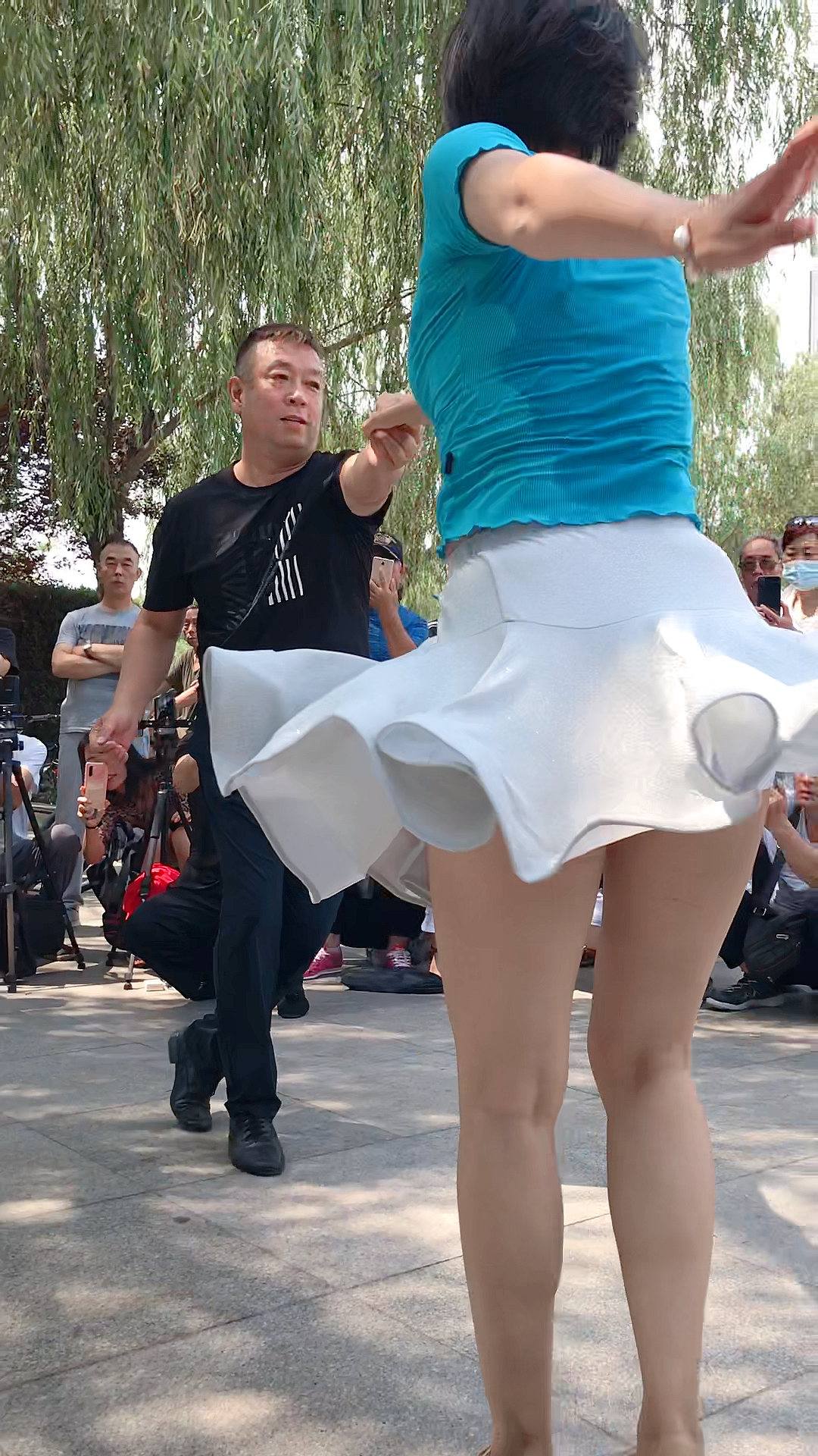 我跳舞时最快乐#小芳美女背心湿了