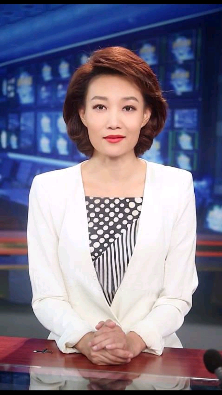 央视美女李梓萌小时候淘得没边儿如今婚恋成父母的心病