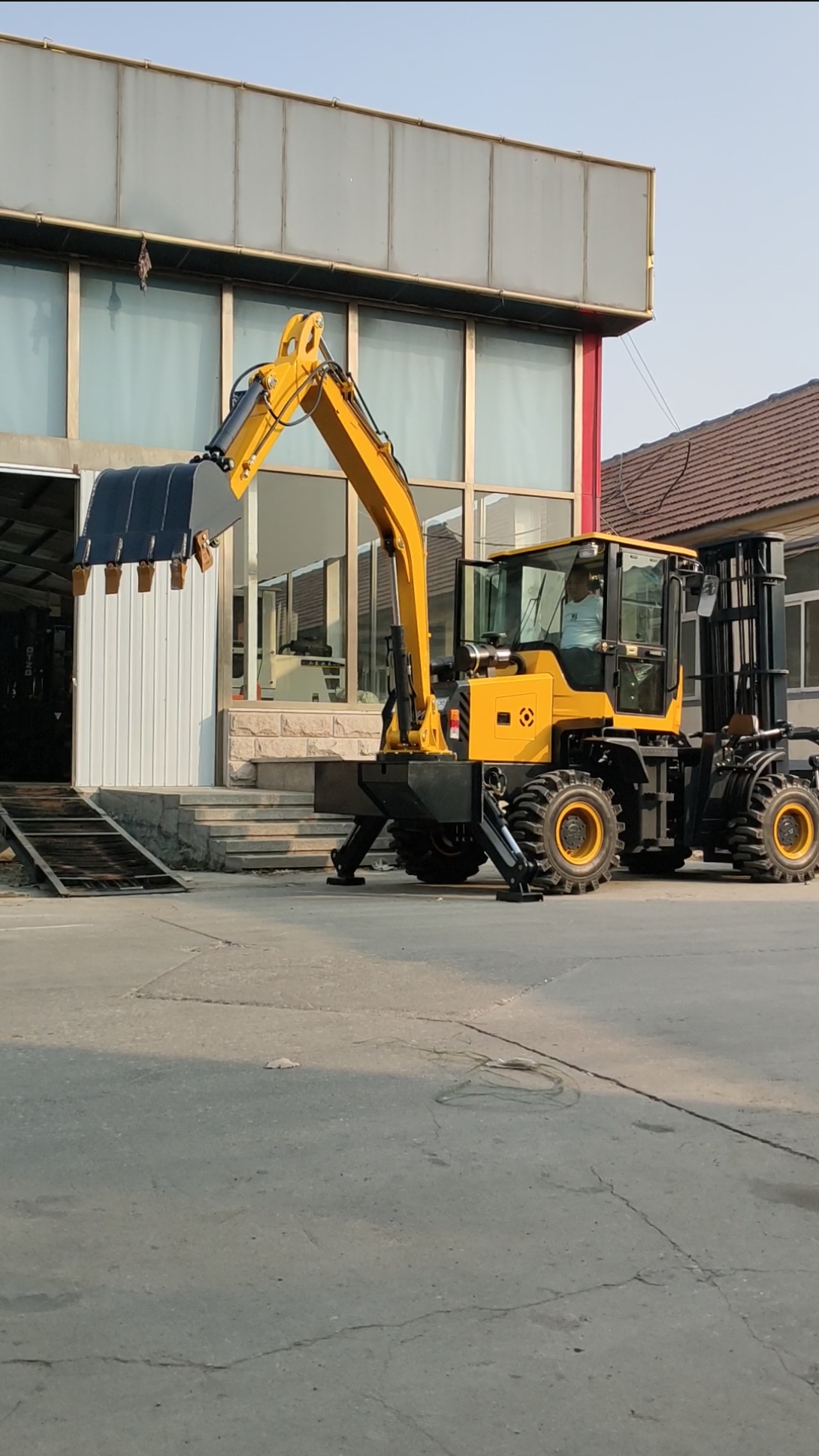 我要上热门#两头忙越野叉车加装倾翻斗铲叉挖一机多用