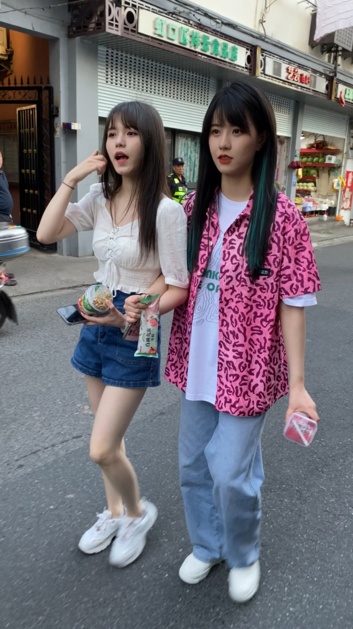 女团snh48成员韩家乐与柏欣妤出街你们喜欢哪个呀