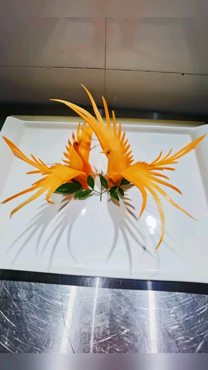 红萝卜雕刻出天鹅的造型教学.分享给你大家-度小视