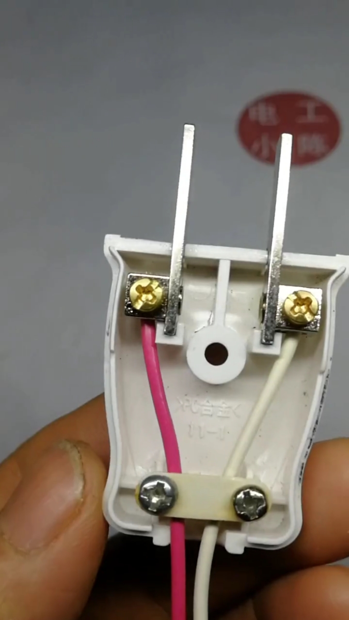 家庭常用插头这样接线不牢固.