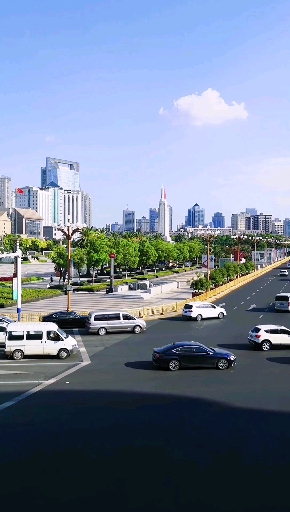 旅行#中国最宽的单行道,南昌八一大道,宽61米,单向10车道并行,飞机的