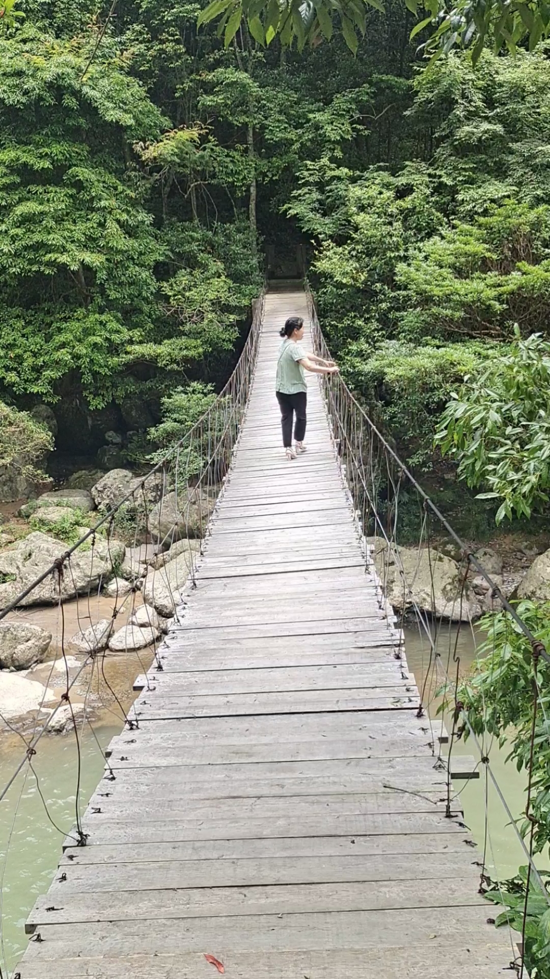 20米的钢丝吊桥,摇摇欲坠,惊险刺激