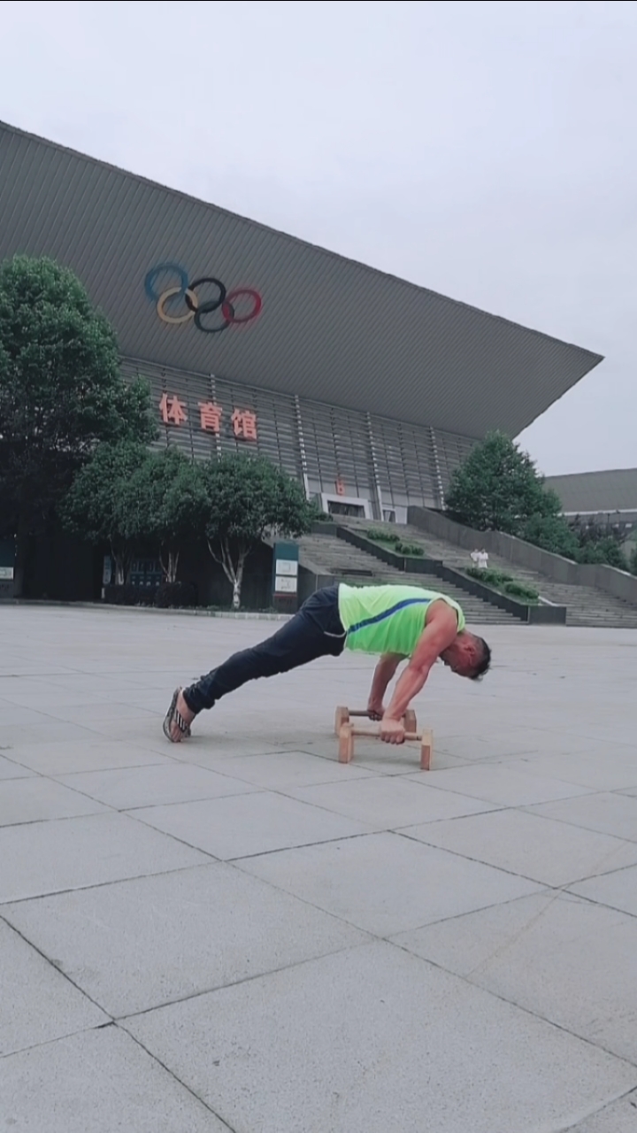 健身宁教练传递健身正能量#冲肩