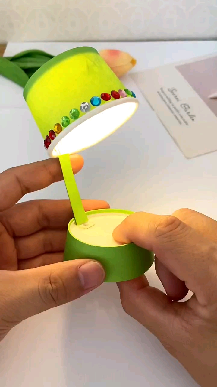 手工制作#喝完水的纸杯不要扔,一起来做个小台灯吧-度小视