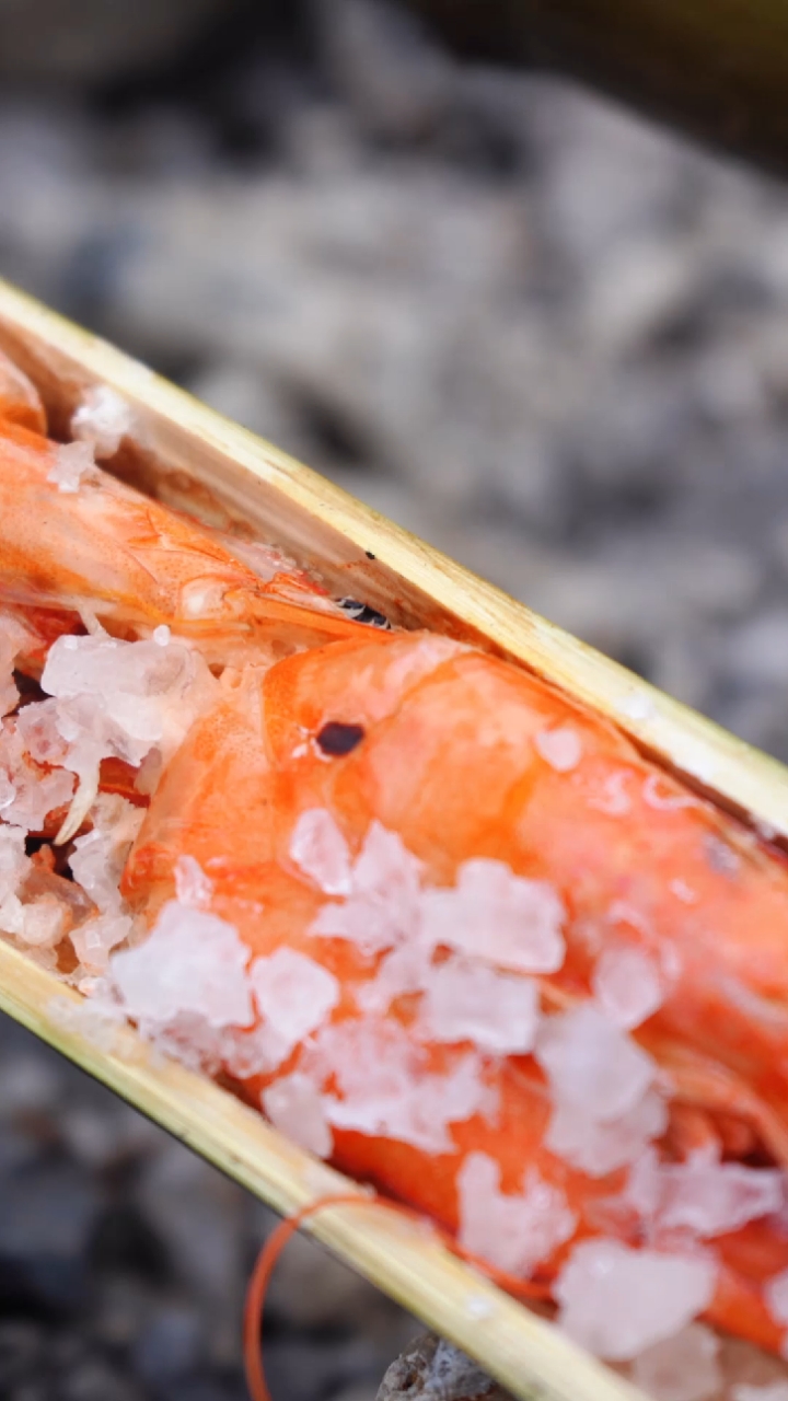 #美食#盐焗竹筒虾,加粗盐放火上一烤,咸香入味,一顿能吃好几斤!