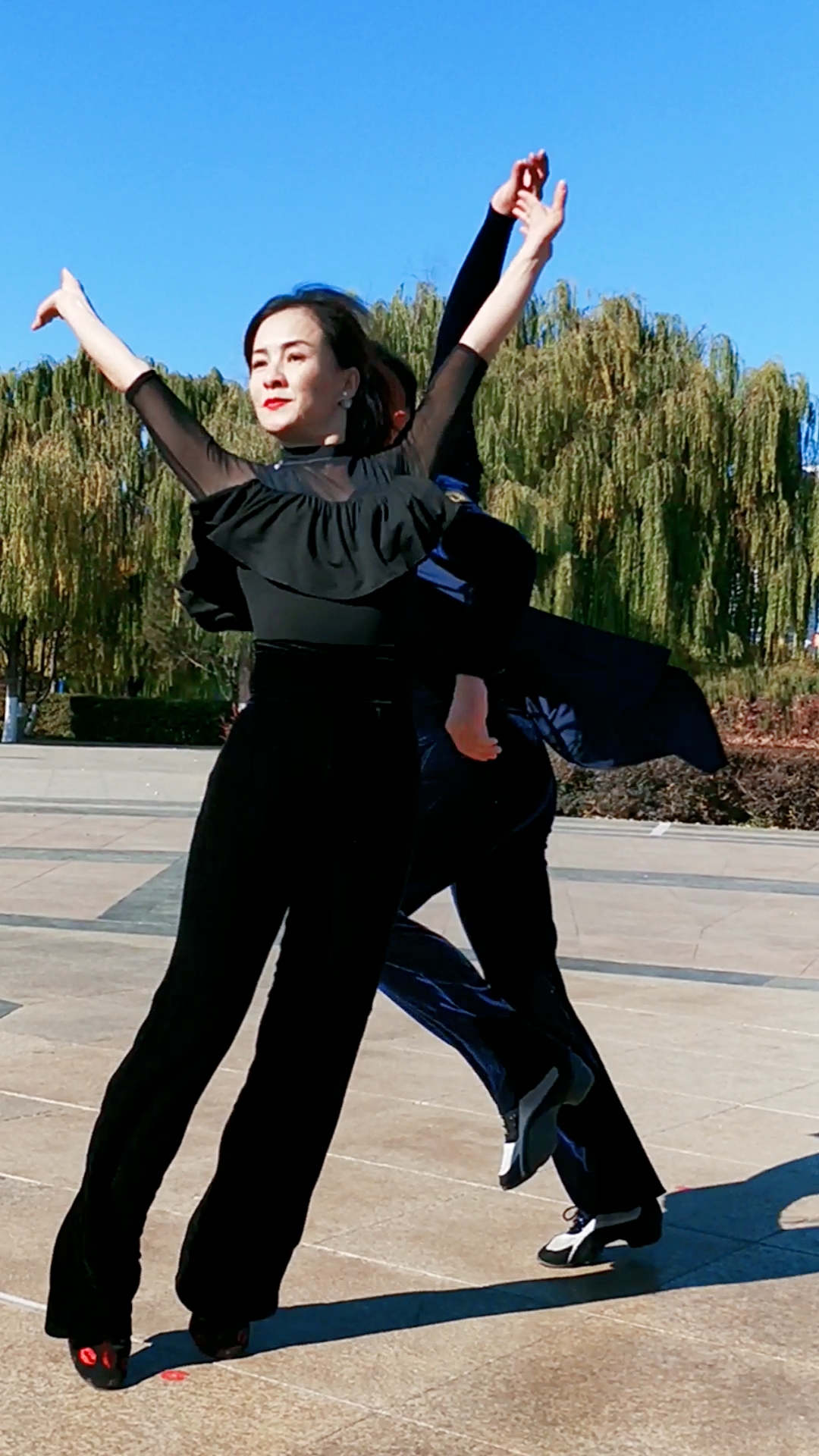 跳广场舞,还是身材好的女人,跳起来最美
