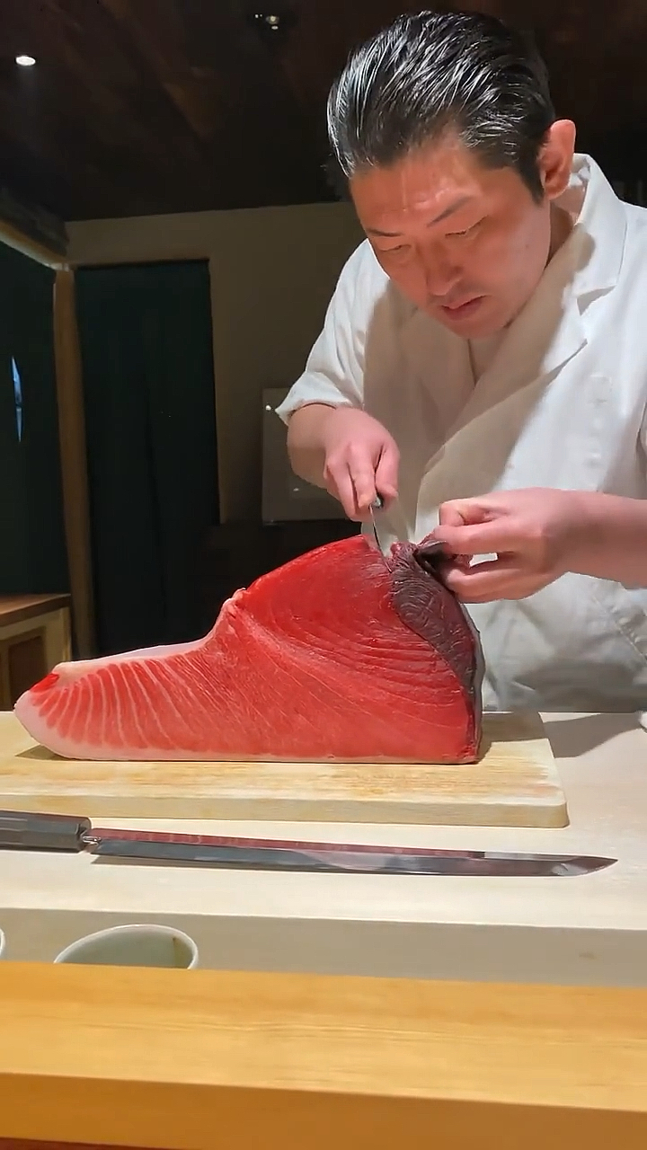 切金枪鱼老师傅下刀也很小心