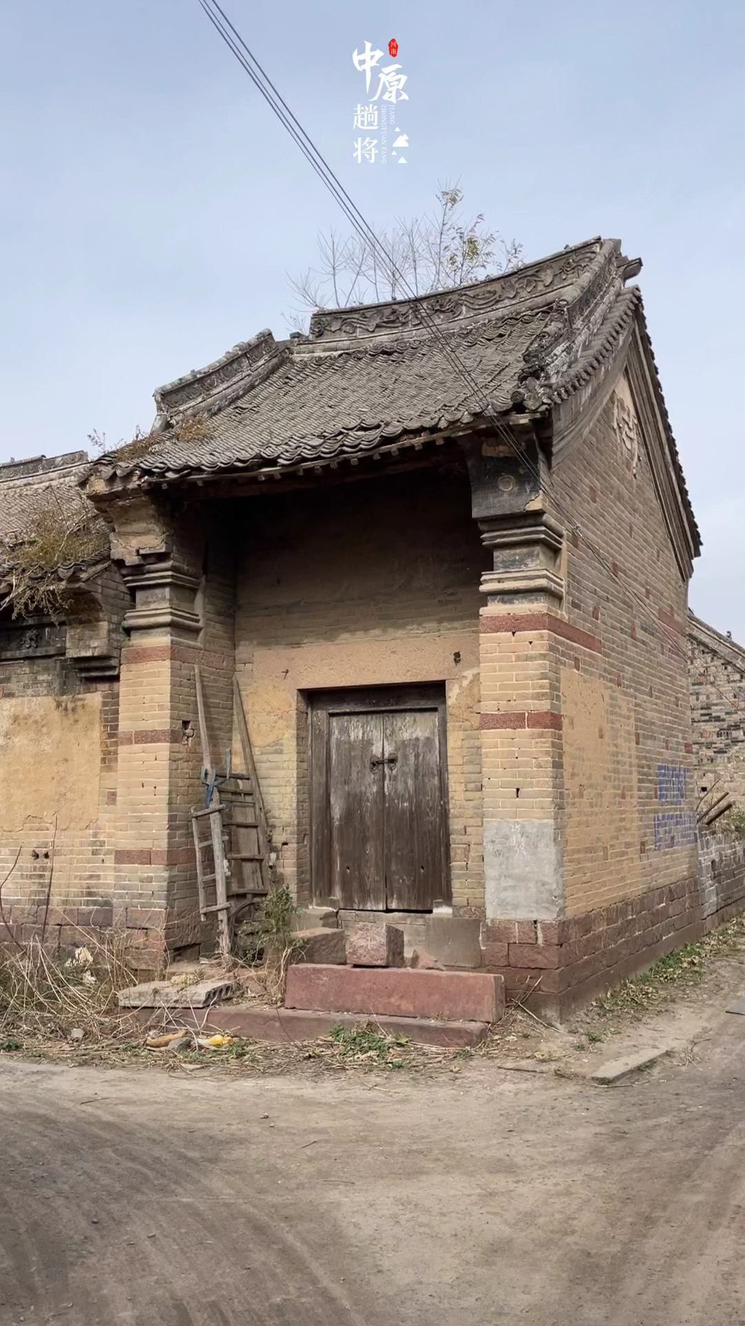 家在河南这座老宅的墙上有九个拴马孔相当于现在的九个停车位