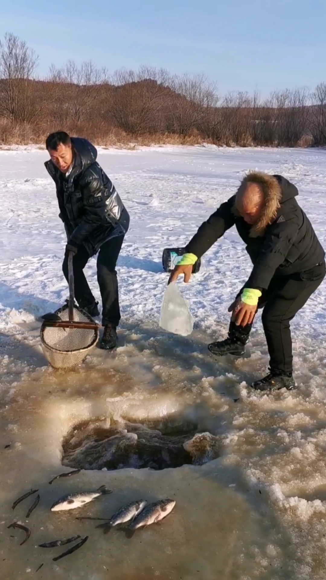 东北人冬季捕鱼场景.