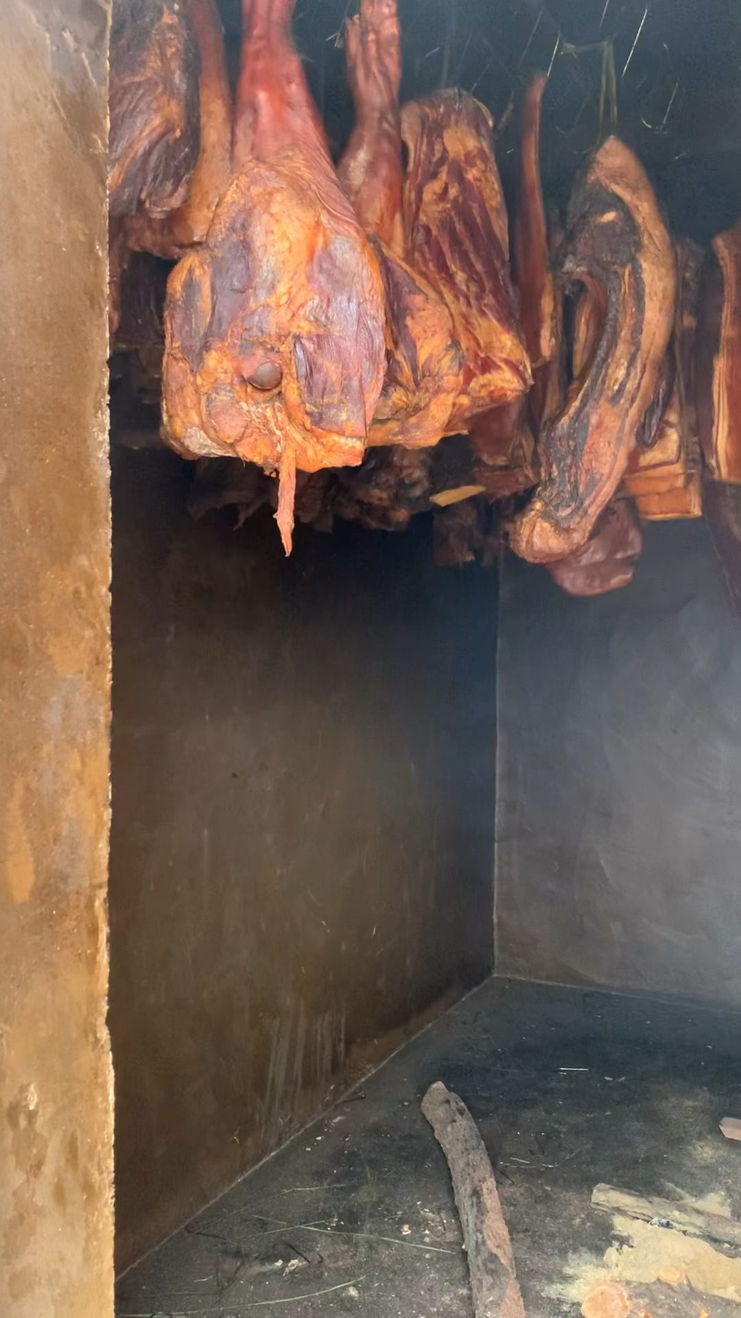 茫茫人海刷到就是缘分,退伍回乡跟战友建了这座熏肉房,希望不要嫌弃
