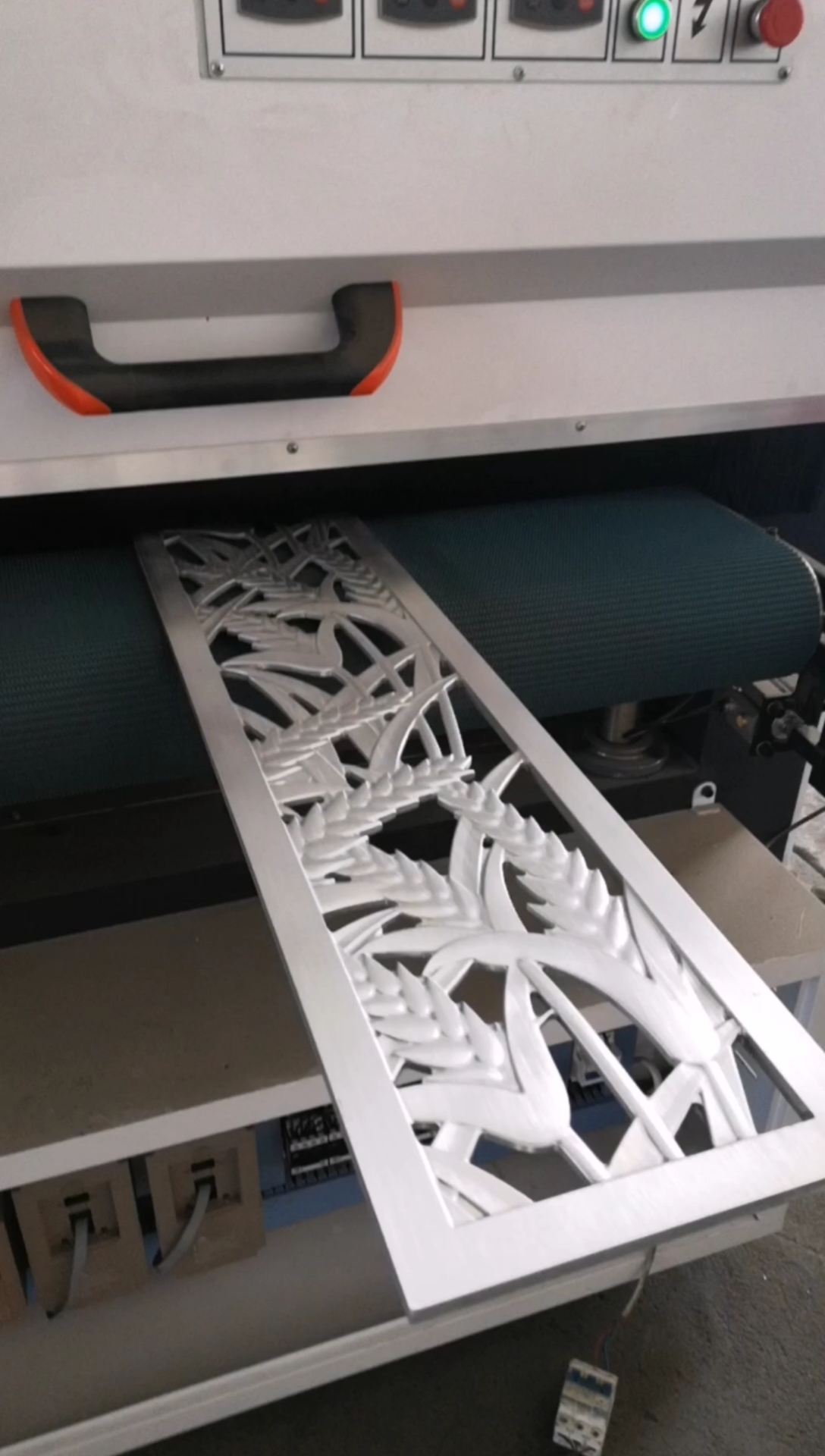 曲面异形抛光机,打磨铝合金浮雕毛刺脏污.