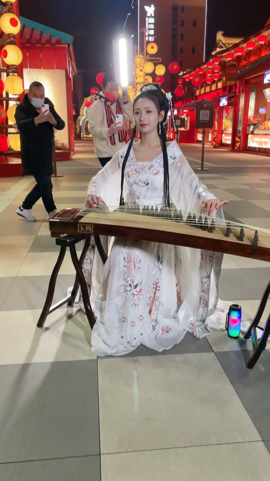 千艺仙女下凡来美丽的大唐不夜城奏响一曲美哉美哉