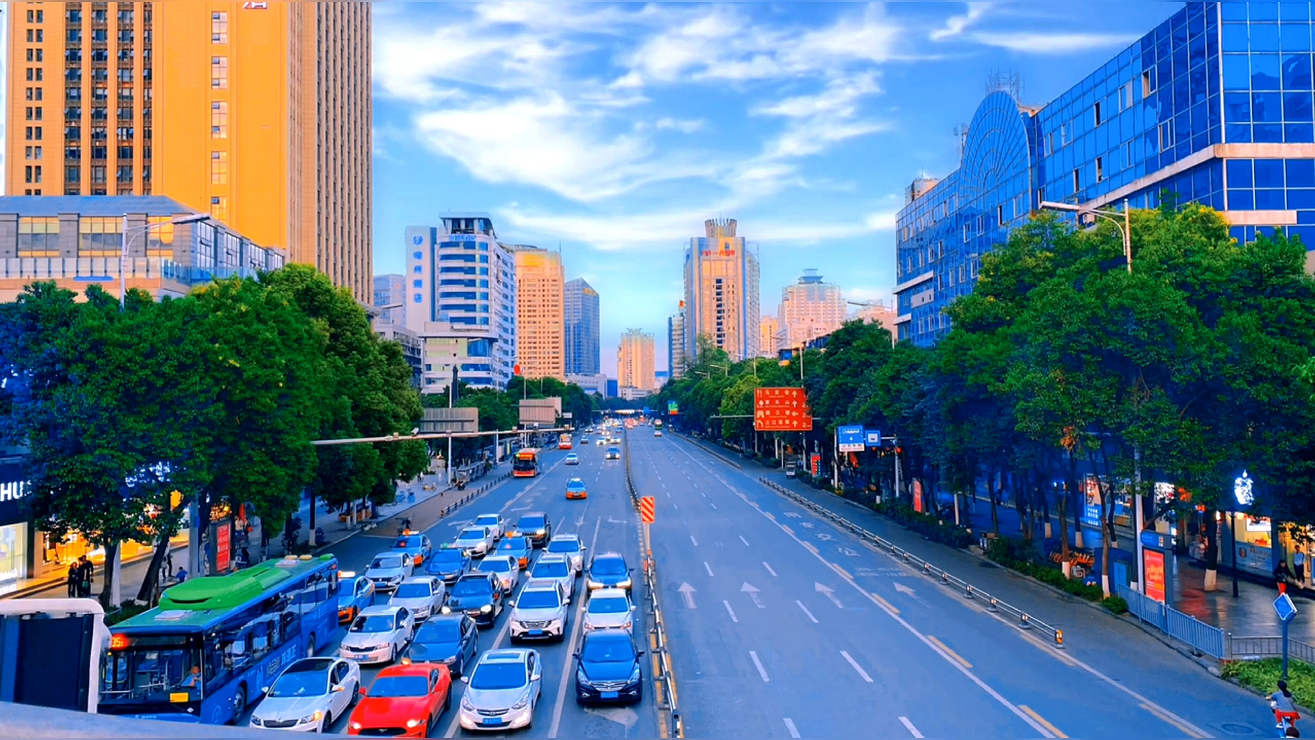 手机摄影#城市街景记录:四川绵阳城中心主干道