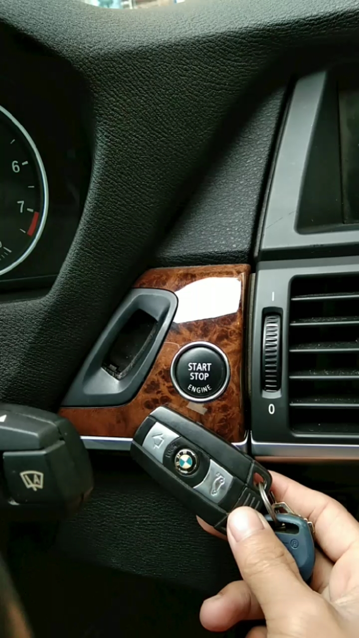 宝马x5这么高级的车,一键启动竟然还要插遥控,多余