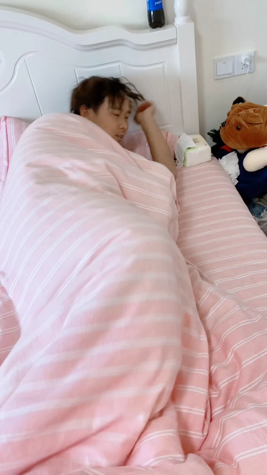 我要上热门#在女朋友家睡了一觉起来上个厕所回来,看看眼前怎么回事?