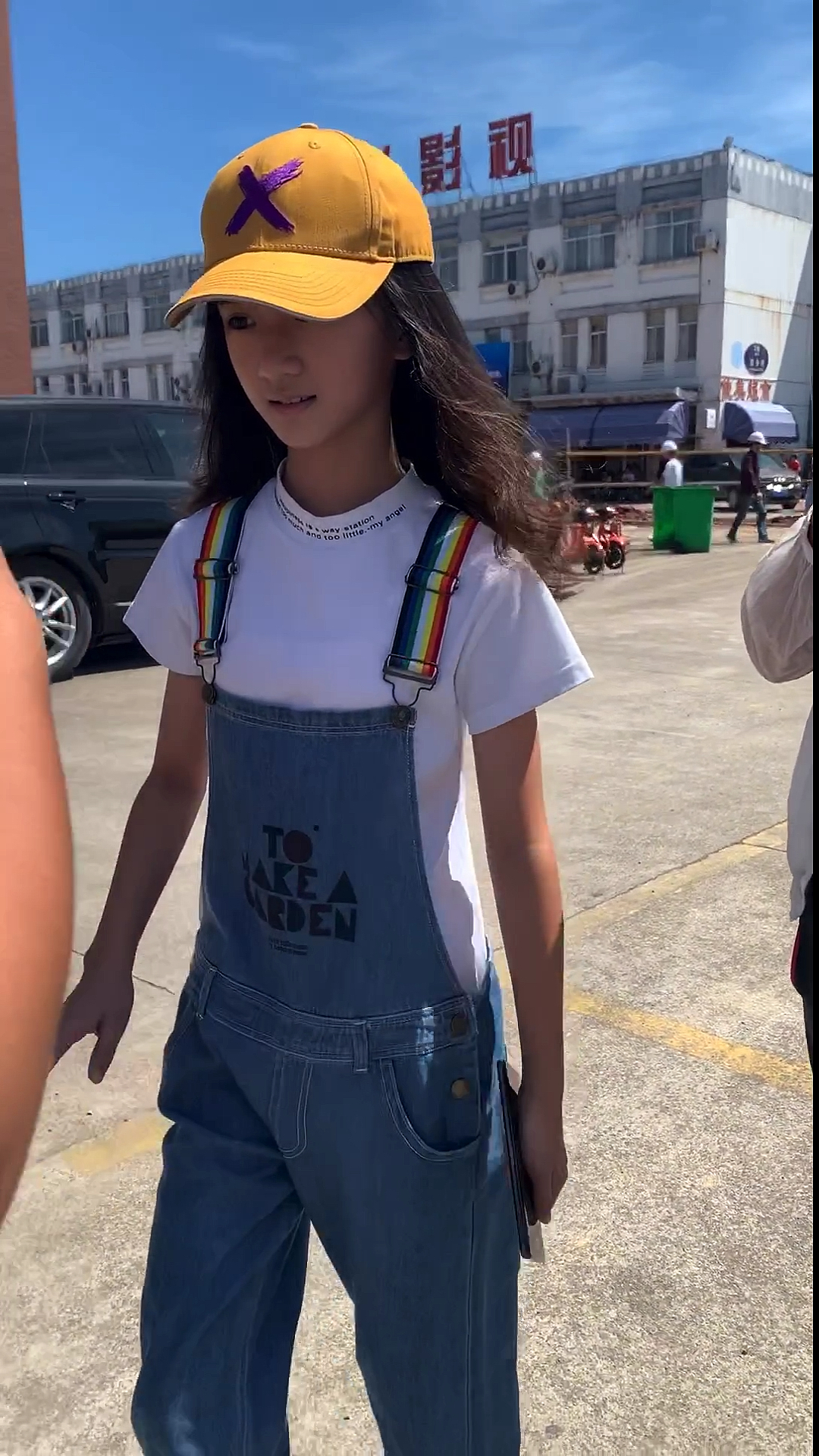 小杨幂长大也是美女很有派头