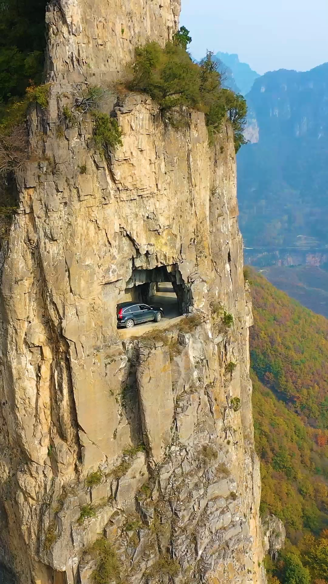 带上全民去旅行#王莽岭挂壁公路,真正的挂壁公路在这里,只有走过才