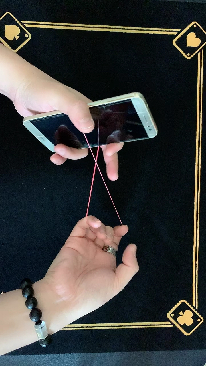 魔术教学橡皮筋穿越手机魔术教学
