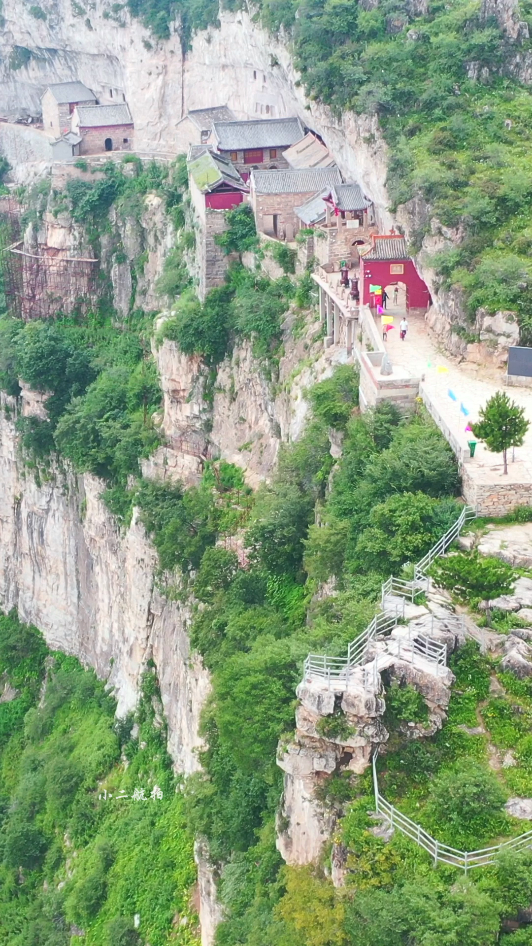 隐藏在太行山深处的金灯寺,始建于北齐时期,开凿近60年才完工,至今