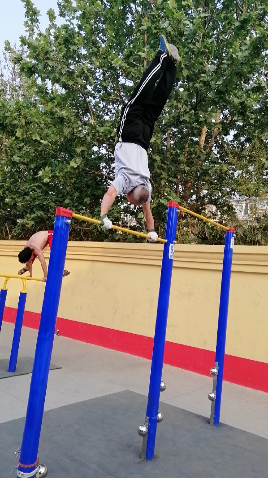 七十多岁万师傅不服老,成功挑战单杠大回环