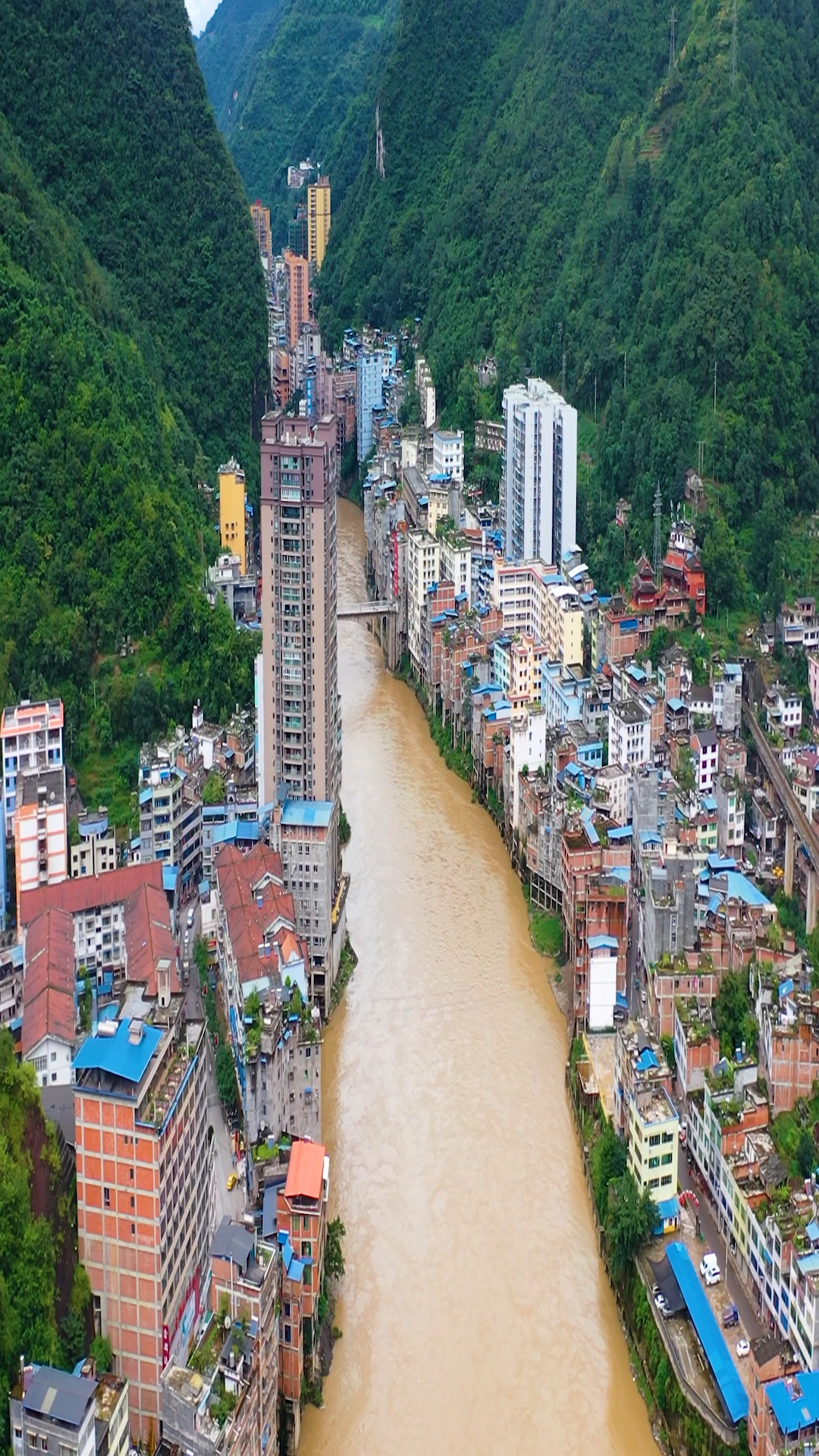 云南最窄县城,河道两岸,背后都是高山