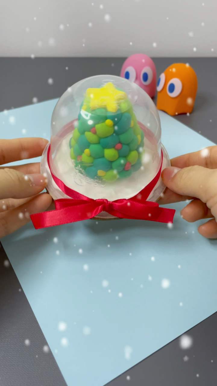 果冻壳不要扔用来做圣诞节的水晶球摆件送给好朋友吧亲子手工幼儿园