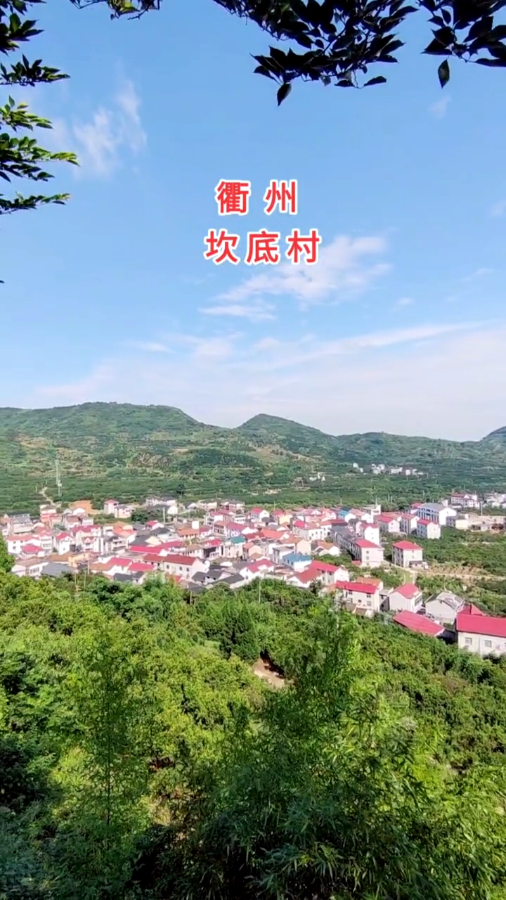 坎底村#右边就是玻璃观景平台,一直关闭着,就在左侧拍一下俯瞰整个 