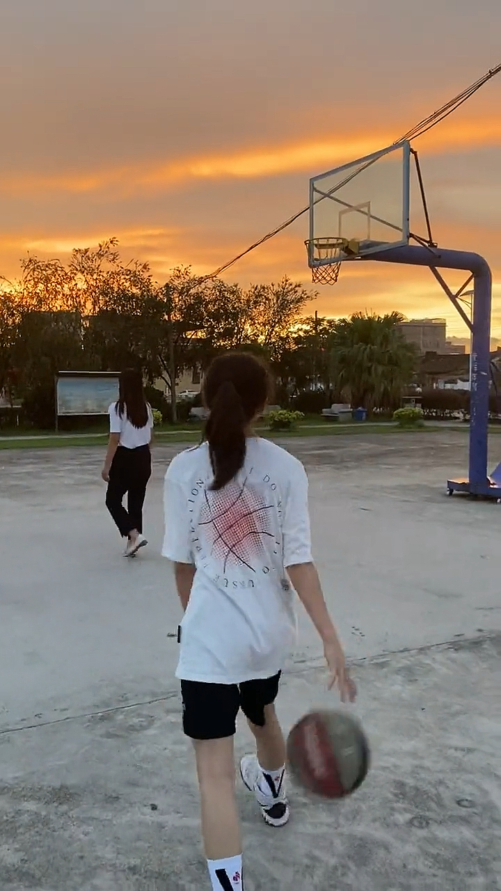 女生打篮球帅气图片图片