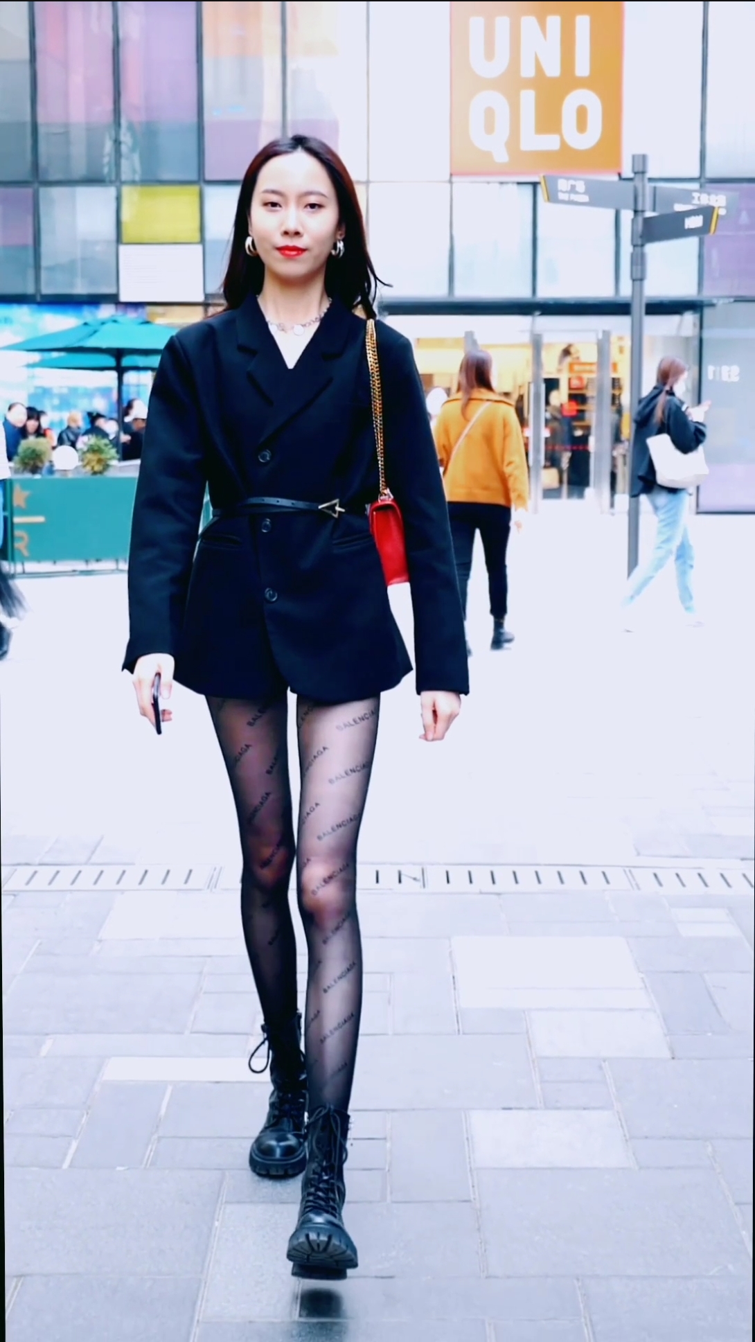 秋冬穿搭#筷子腿黑丝袜,姑娘穿搭挺时尚