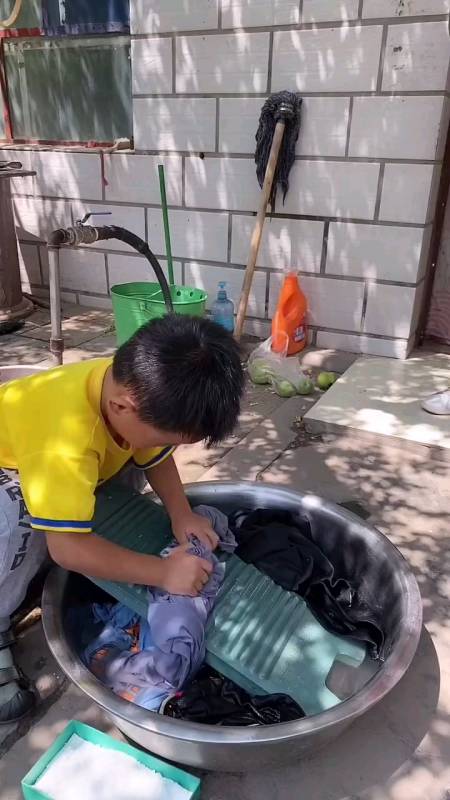 为聪明懂事的小男孩点赞!