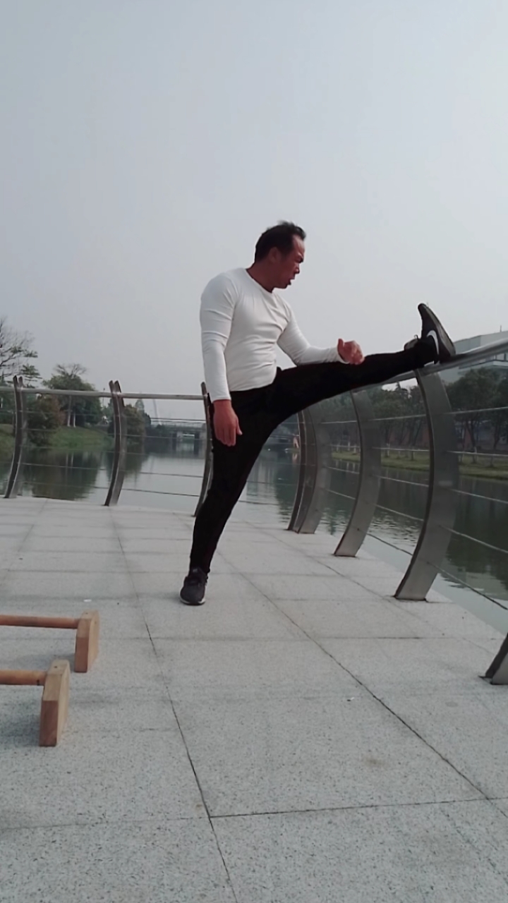 健身宁教练传递健身正能量#压腿