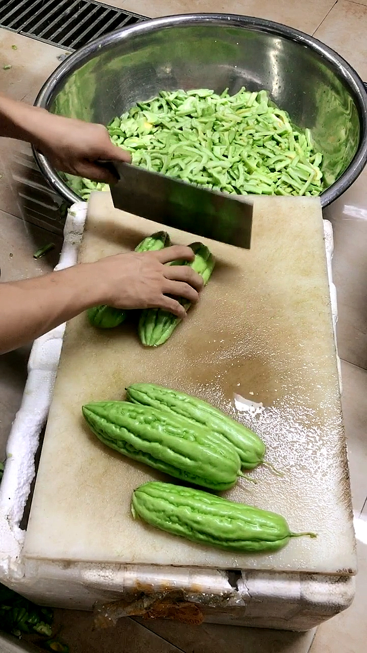 这个刀法不错,快速切苦瓜.