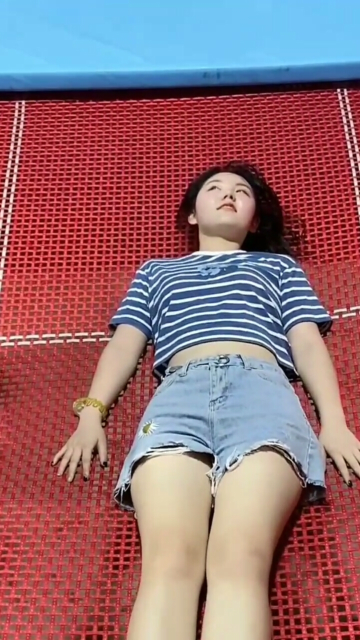 美女玩蹦床有点紧张
