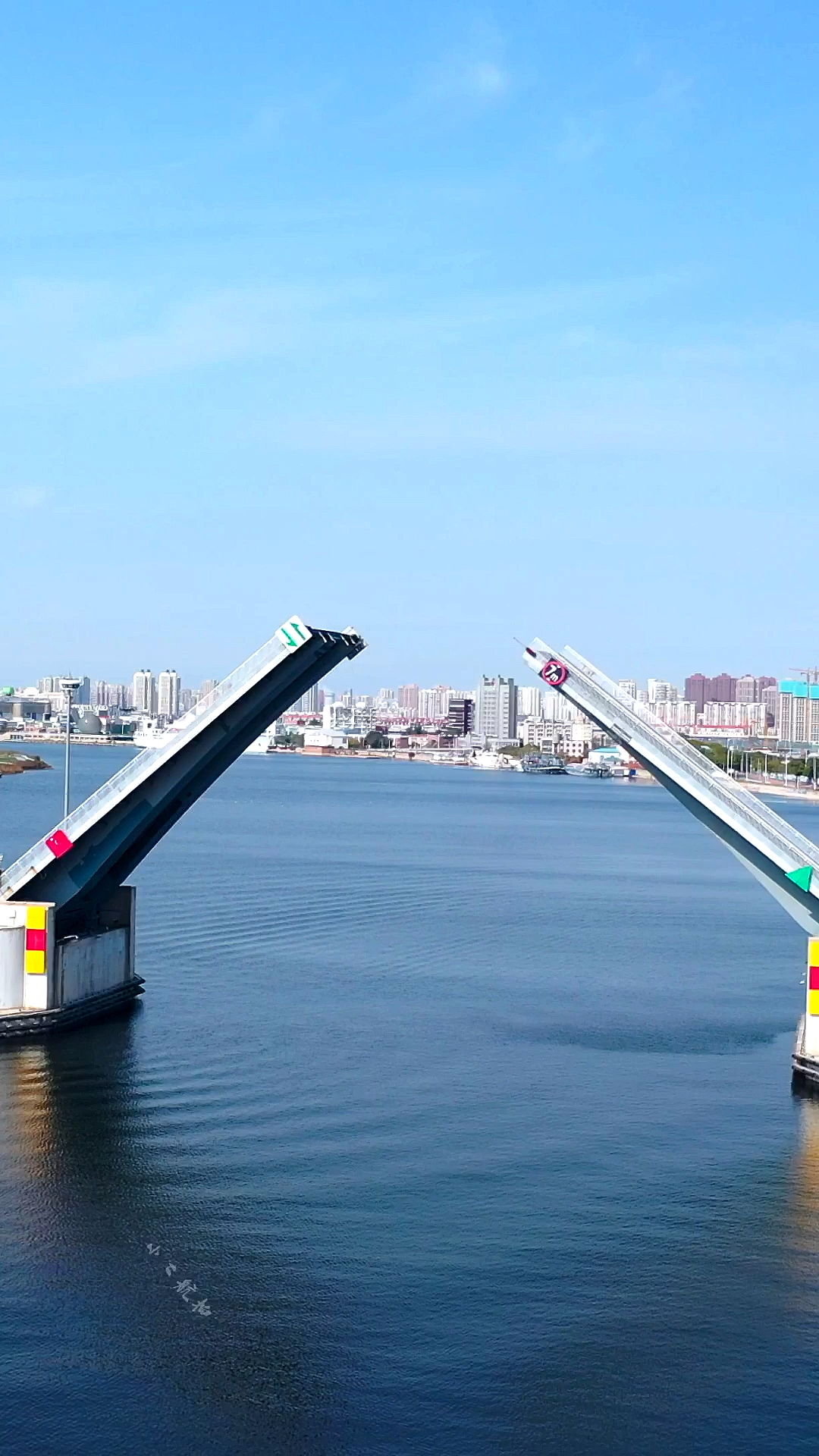 天津海河开启桥,每天升起一次,为过往船只通行,太震撼了!