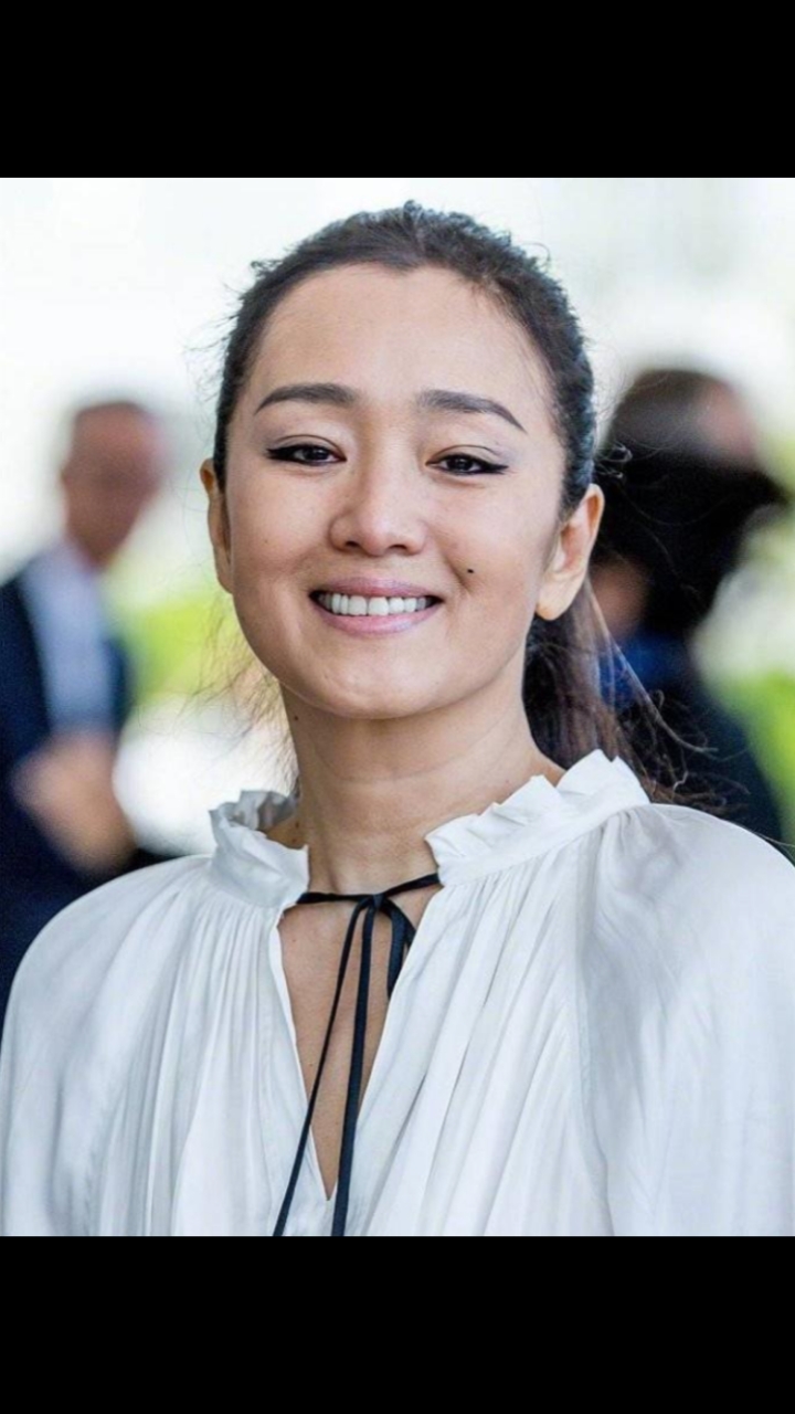 新加坡籍华裔演员,毕业于中央戏剧学院.